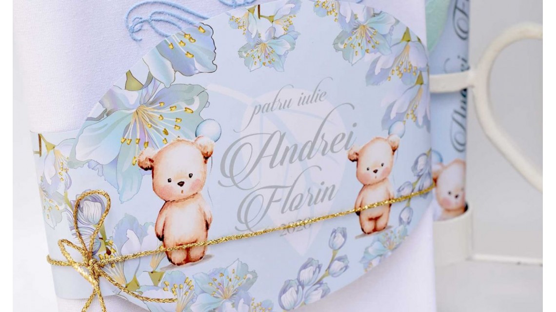 Trusou de botez cu eucalipt si ursuleti pe fundal bleu mint Little Blue Bear 12